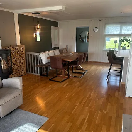 And Cozy - Free Parking Apartment